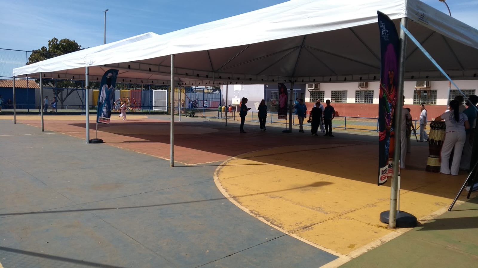 Tenda ampla montada pela TENDALOC em área externa